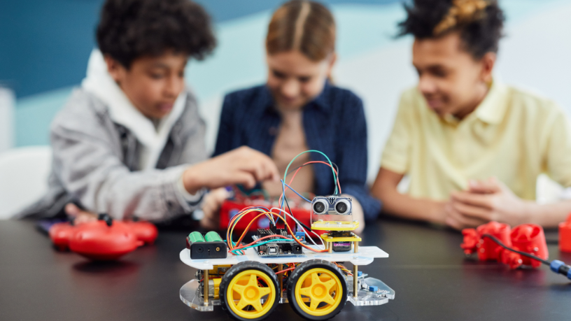 Discover how mathematics and physics, guided by Sérgio Bento De Araújo, integrate with programming to transform education through interdisciplinary robotics.