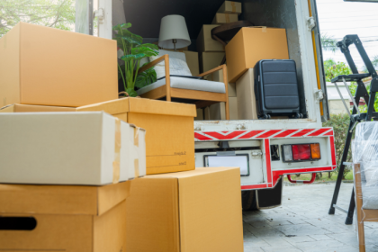 Make moving simpler and stress-free with Jm Mudanças by learning how to label boxes and organize by room for an easier daily routine.