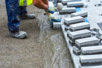 In the article Interlocking Pavers in Public Areas: Durability, Accessibility, and Urban Quality of Life, Valderci Malagosini Machado highlights how interlocking pavers contribute to durability, safe mobility, and the enhancement of urban spaces.