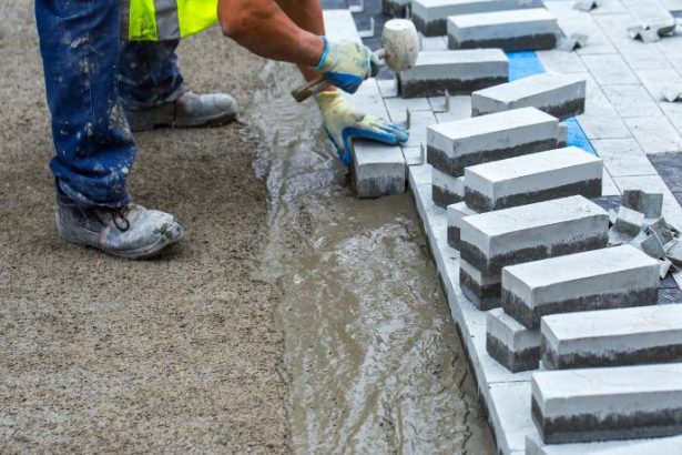 In the article Interlocking Pavers in Public Areas: Durability, Accessibility, and Urban Quality of Life, Valderci Malagosini Machado highlights how interlocking pavers contribute to durability, safe mobility, and the enhancement of urban spaces.
