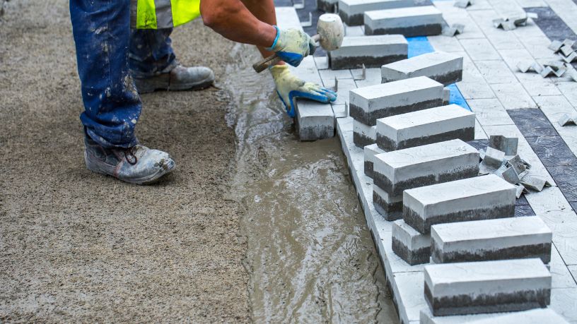 In the article Interlocking Pavers in Public Areas: Durability, Accessibility, and Urban Quality of Life, Valderci Malagosini Machado highlights how interlocking pavers contribute to durability, safe mobility, and the enhancement of urban spaces.