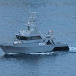 Embarcação militar patrulha águas abertas no oceano.