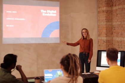 Mulher apresenta conceitos de evolução digital, inteligência artificial e big data durante um seminário.