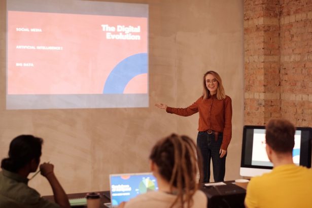 Mulher apresenta conceitos de evolução digital, inteligência artificial e big data durante um seminário.