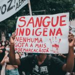 Manifestantes participam de um protesto no Rio de Janeiro em defesa dos direitos indígenas e da demarcação de terras.