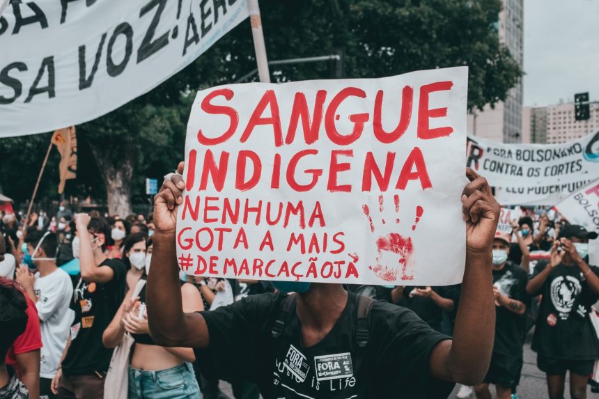 Manifestantes participam de um protesto no Rio de Janeiro em defesa dos direitos indígenas e da demarcação de terras.