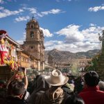 Festival religioso e cultural colorido nas ruas de Cusco, no Peru, com participantes e tradições locais.