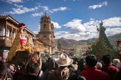 Festival religioso e cultural colorido nas ruas de Cusco, no Peru, com participantes e tradições locais.