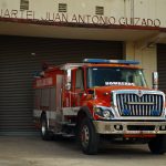 Caminhão dos bombeiros estacionado em frente a um quartel no Panamá.