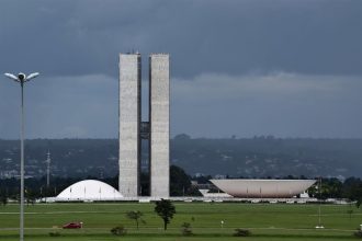 Vista externa do Congresso Nacional do Brasil, em Brasília, com sua arquitetura modernista.