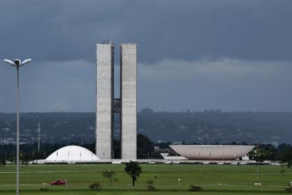 Vista externa do Congresso Nacional do Brasil, em Brasília, com sua arquitetura modernista.