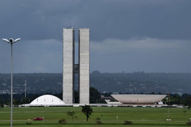 Vista externa do Congresso Nacional do Brasil, em Brasília, com sua arquitetura modernista.