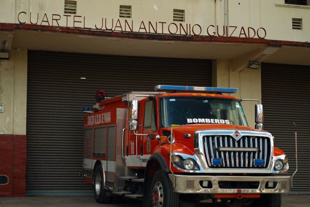 Caminhão dos bombeiros estacionado em frente a um quartel no Panamá.