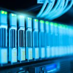 Rack de servidores com luzes indicadoras em um moderno data center.