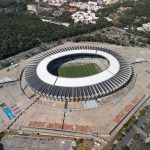 Vista aérea do estádio Mineirão, em Belo Horizonte, com o campo iluminado e as arquibancadas ao redor