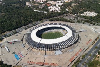 Vista aérea do estádio Mineirão, em Belo Horizonte, com o campo iluminado e as arquibancadas ao redor