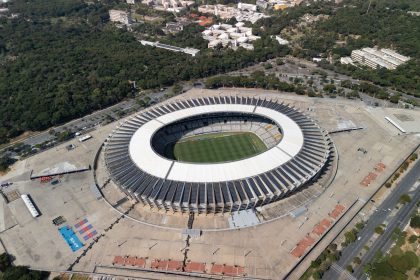 Vista aérea do estádio Mineirão, em Belo Horizonte, com o campo iluminado e as arquibancadas ao redor