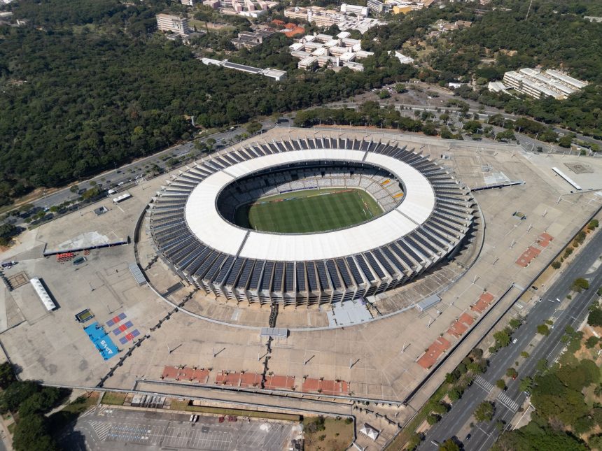 Vista aérea do estádio Mineirão, em Belo Horizonte, com o campo iluminado e as arquibancadas ao redor