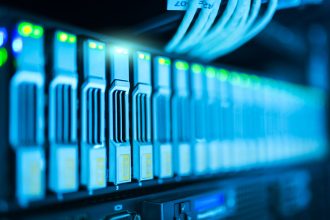 Rack de servidores com luzes indicadoras em um moderno data center.