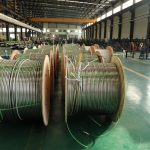 Grandes bobinas de cabos em uma instalação industrial de fabricação.