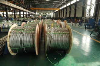 Grandes bobinas de cabos em uma instalação industrial de fabricação.