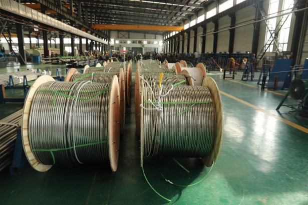 Grandes bobinas de cabos em uma instalação industrial de fabricação.
